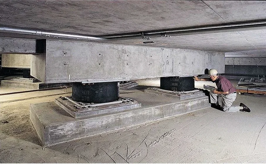 Aislación Sísmica de Base en La Pintana: Diseño con Ingeniería Local